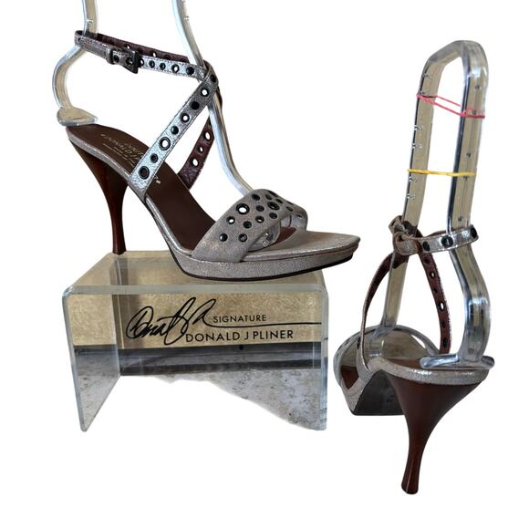 Donald Pliner Beige Silver Metallic Leather Sandal Shoe Grommet Strappy NWT $255 - Picture 4 of 5